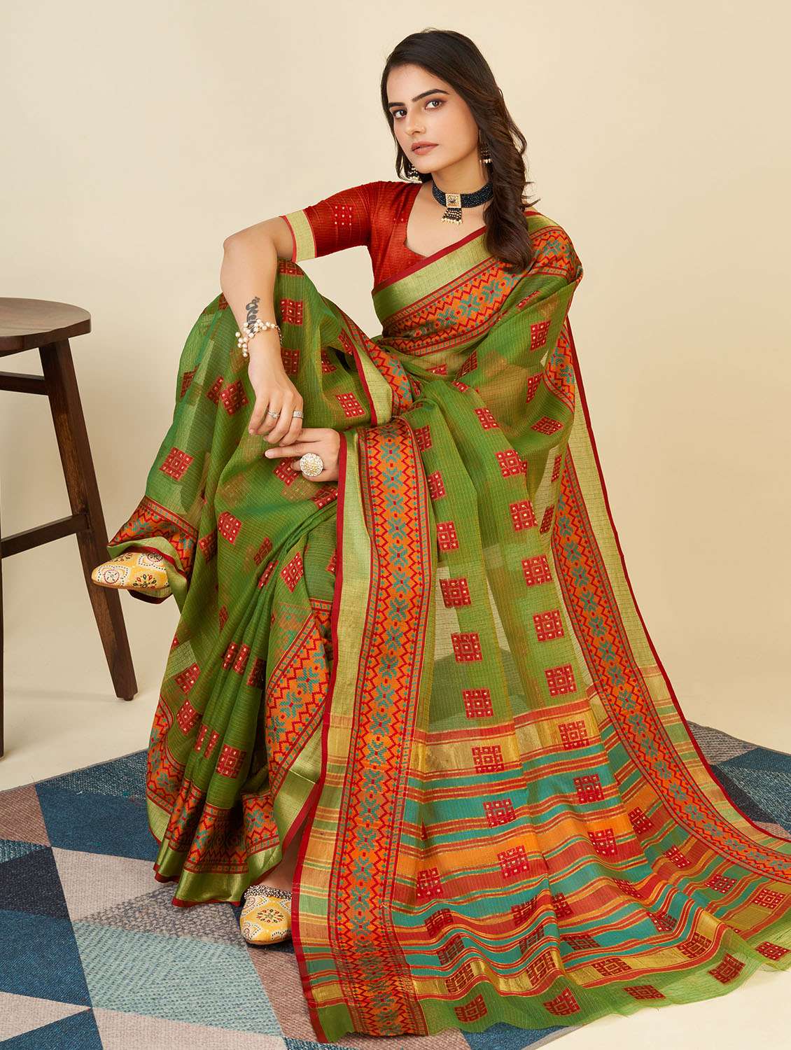 women self design bordered saree with blouse - 22187922 -  Standard Image - 2
