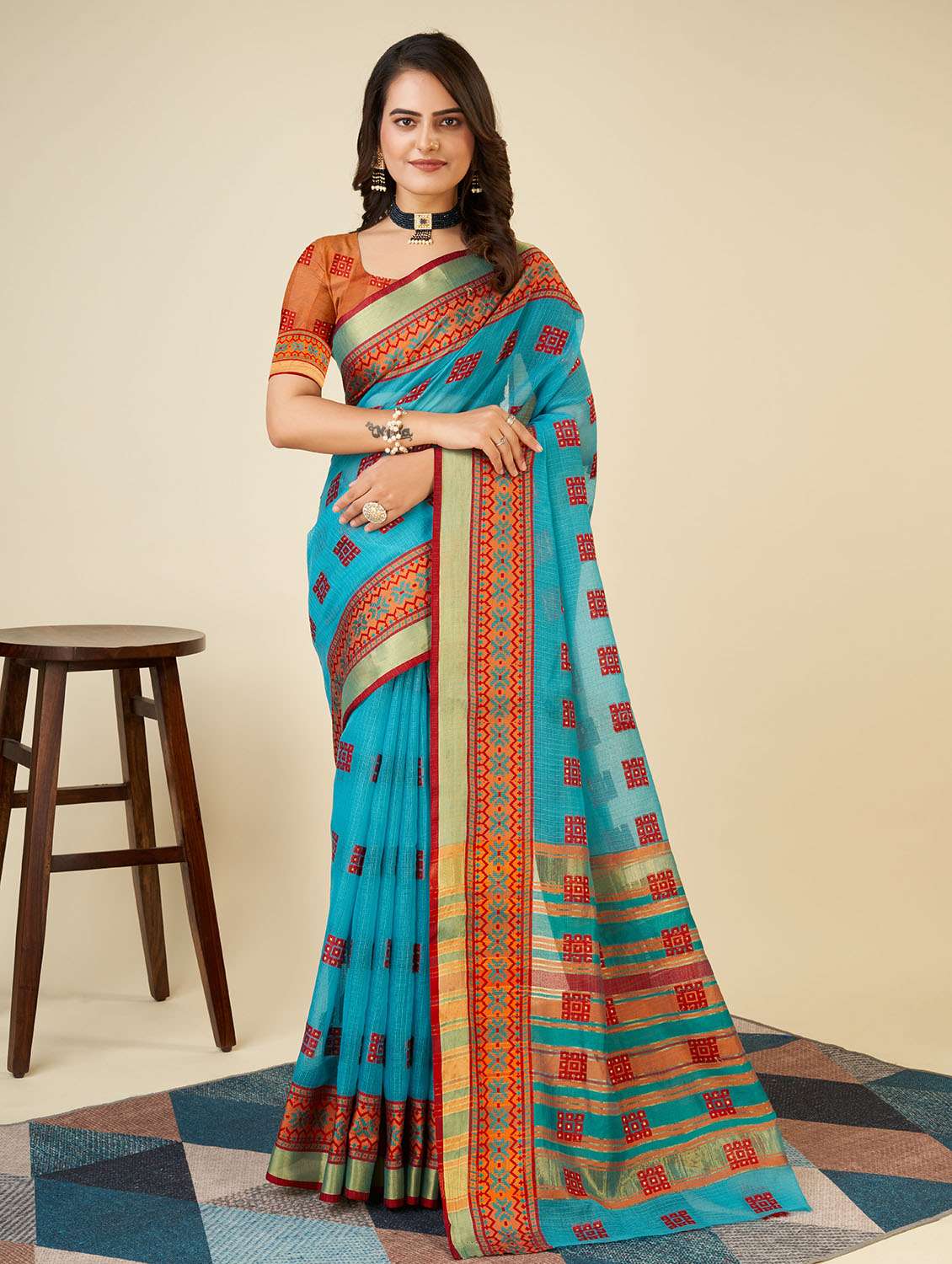 women self design bordered saree with blouse