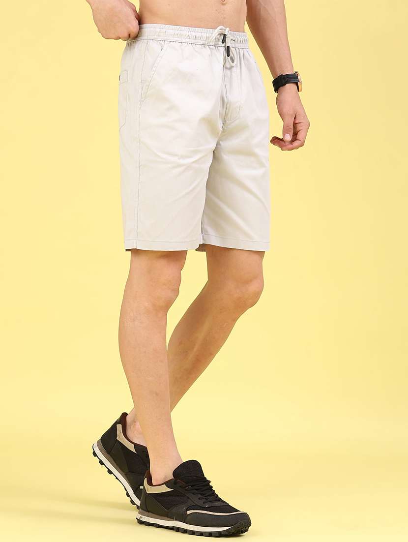 men solid mid rise regular fit shorts