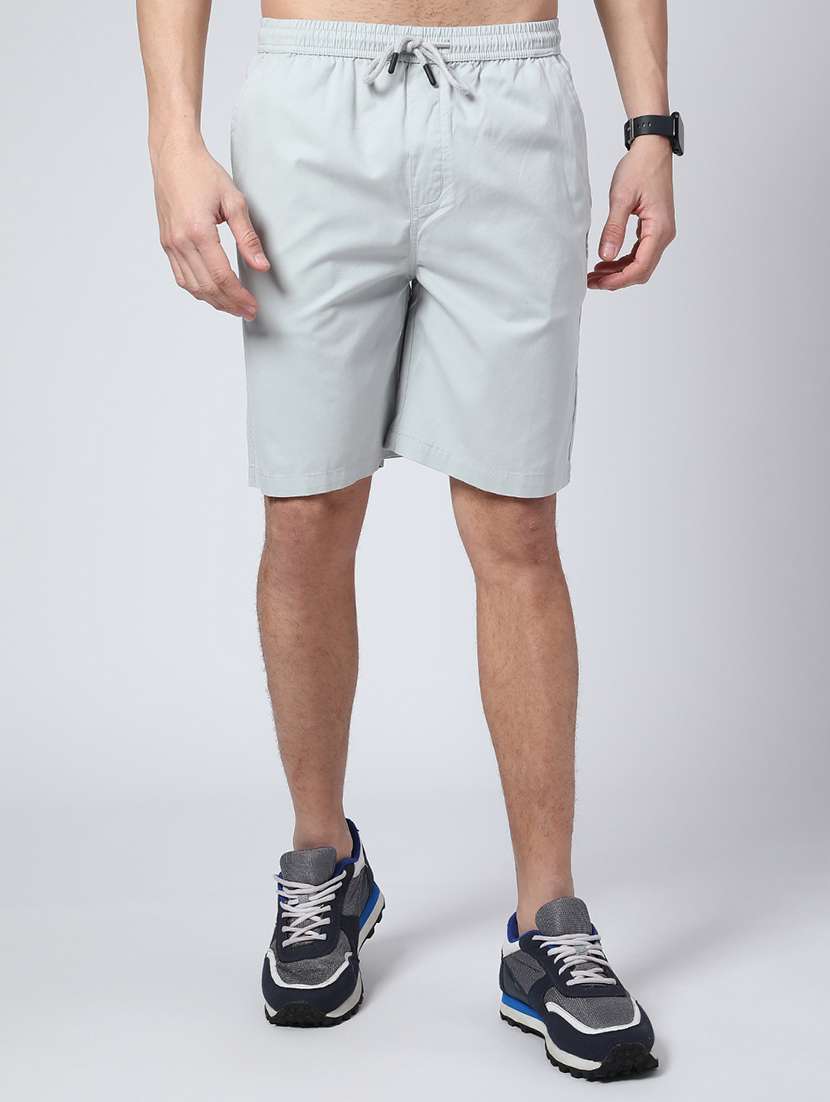men solid mid rise regular fit shorts