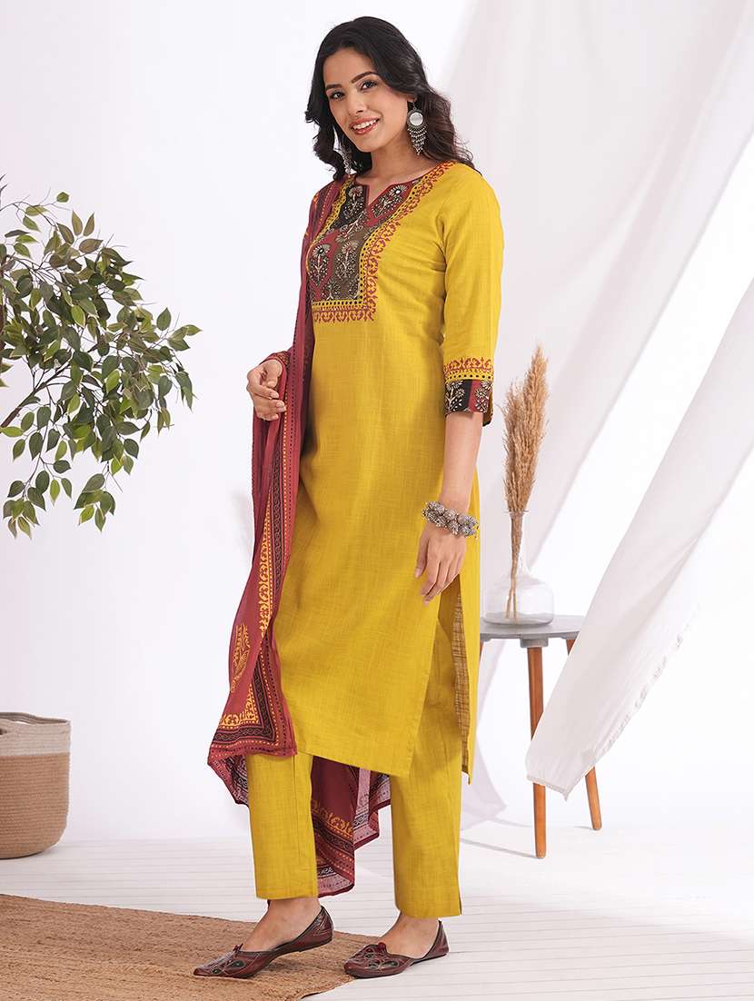 women placement print three quarter sleeve kurta pant with dupatta set - 22240951 -  Standard Image - 2