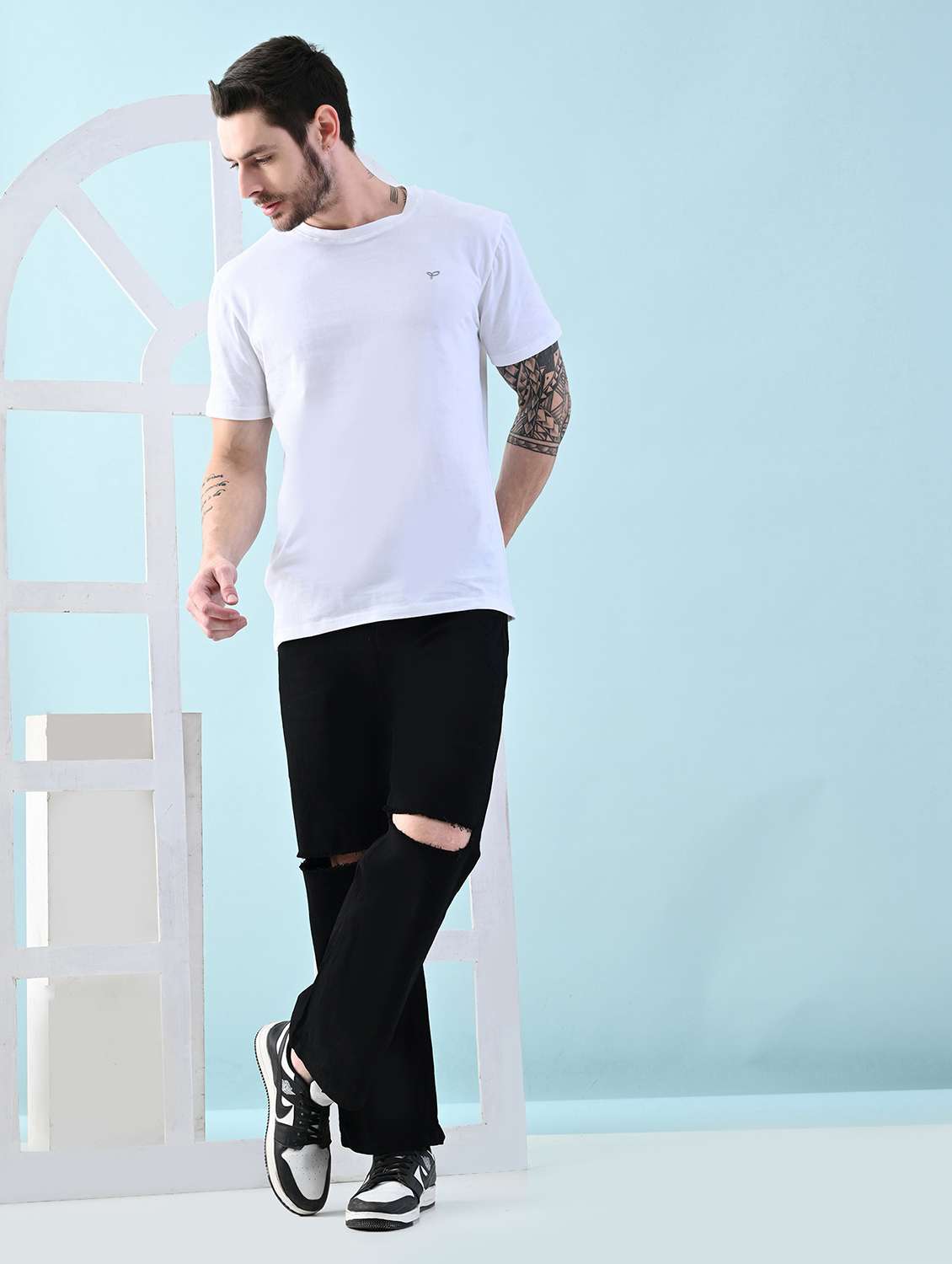 men slash knee mid rise relaxed fit jeans - 22240972 -  Standard Image - 2