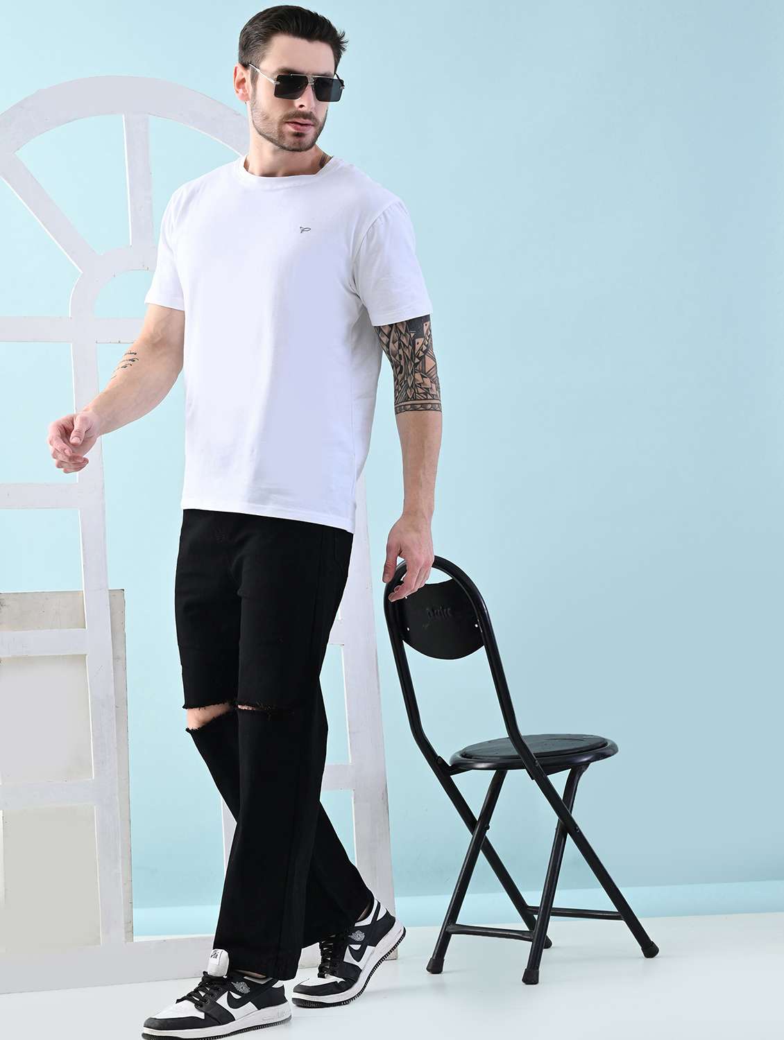 men slash knee mid rise relaxed fit jeans - 22240975 -  Standard Image - 2