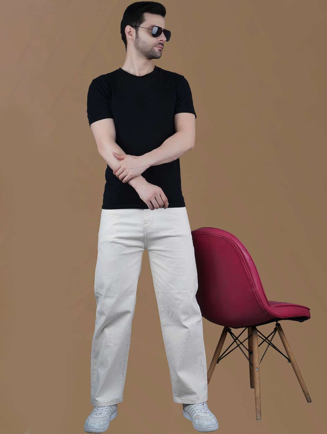 men plain mid rise relaxed fit jeans - 22241020 -  Standard Image - 2