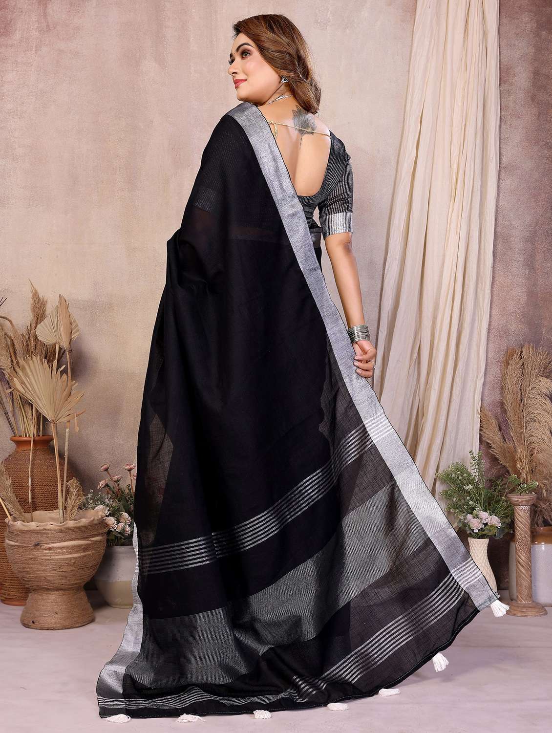 women solid with bordered saree with blouse - 22241799 -  Standard Image - 2