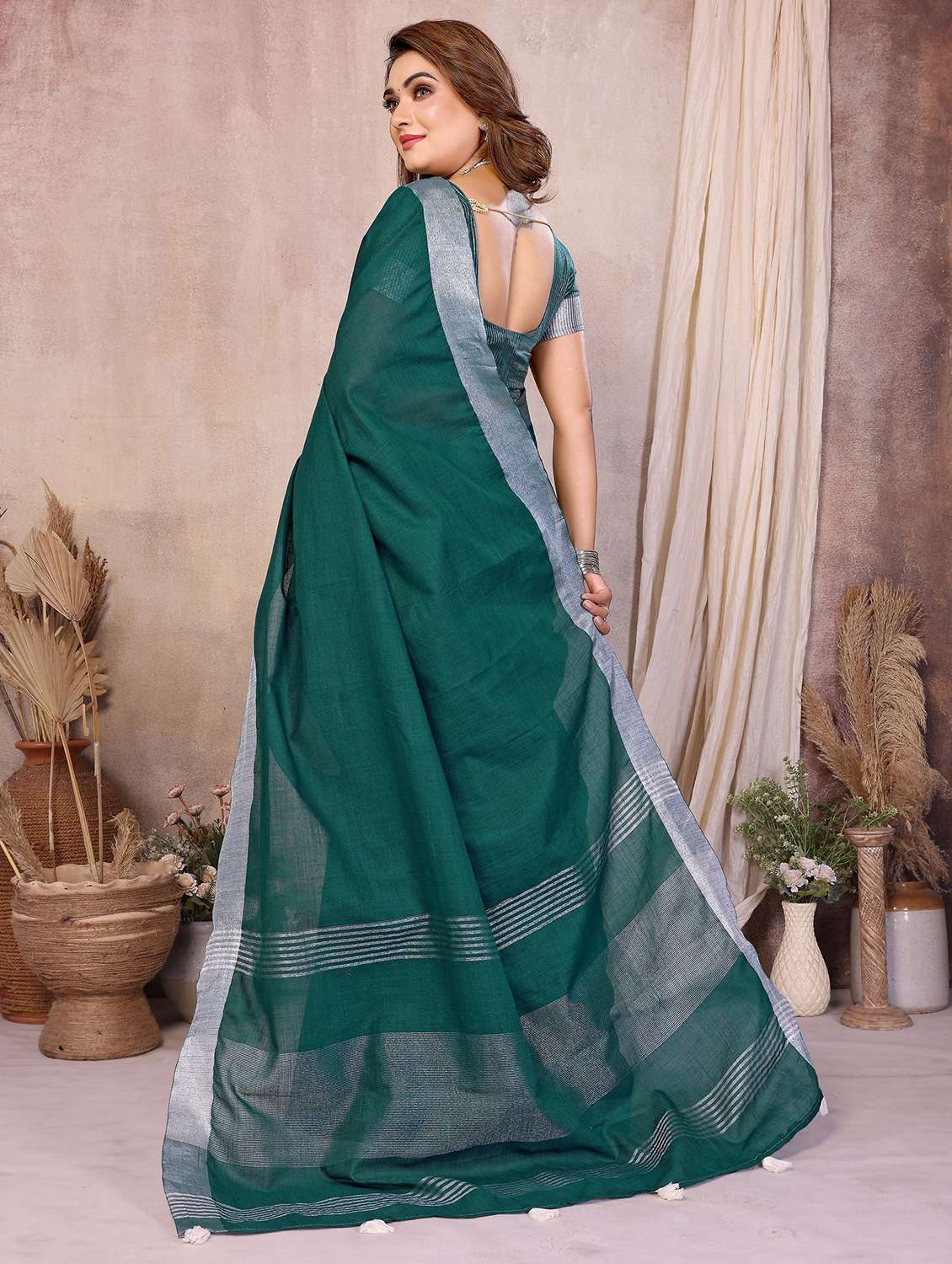 women solid with bordered saree with blouse - 22241800 -  Standard Image - 2
