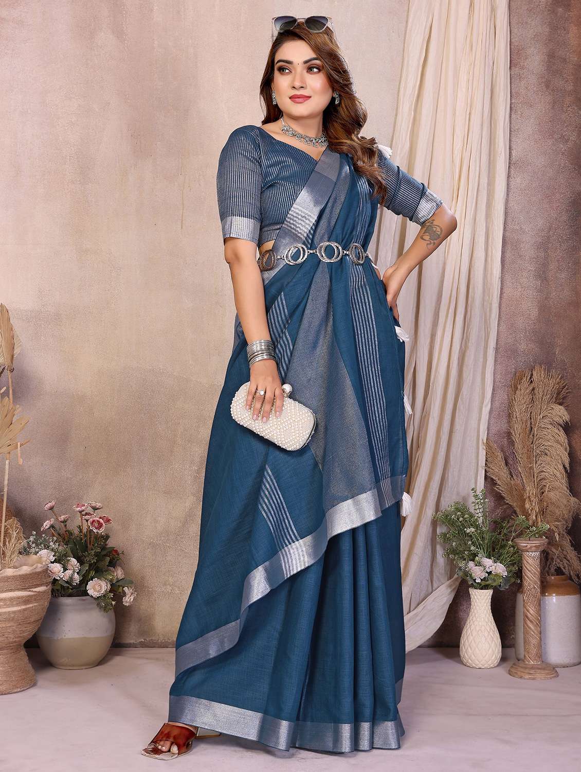 women solid with bordered saree with blouse