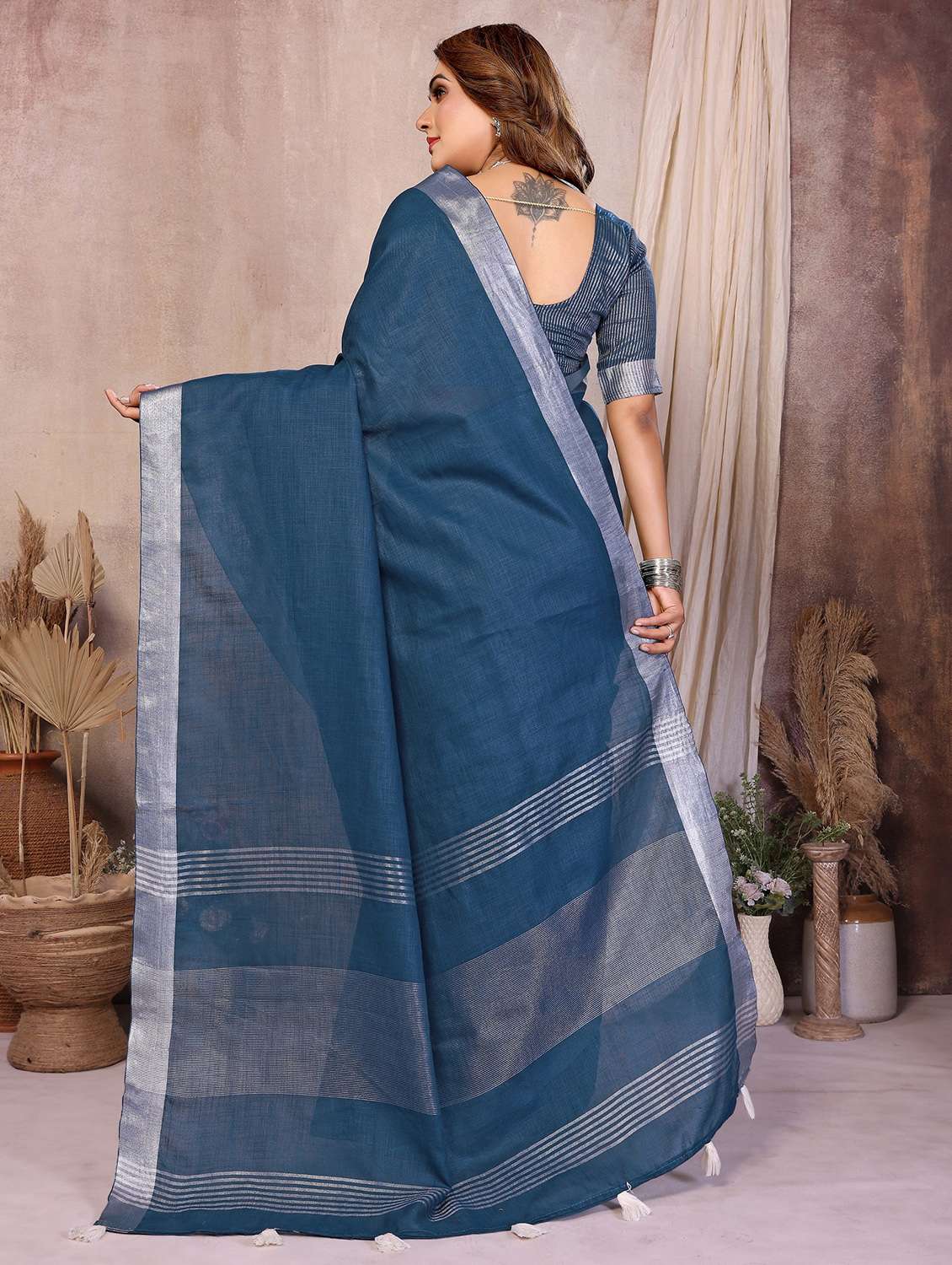women solid with bordered saree with blouse - 22241804 -  Standard Image - 2
