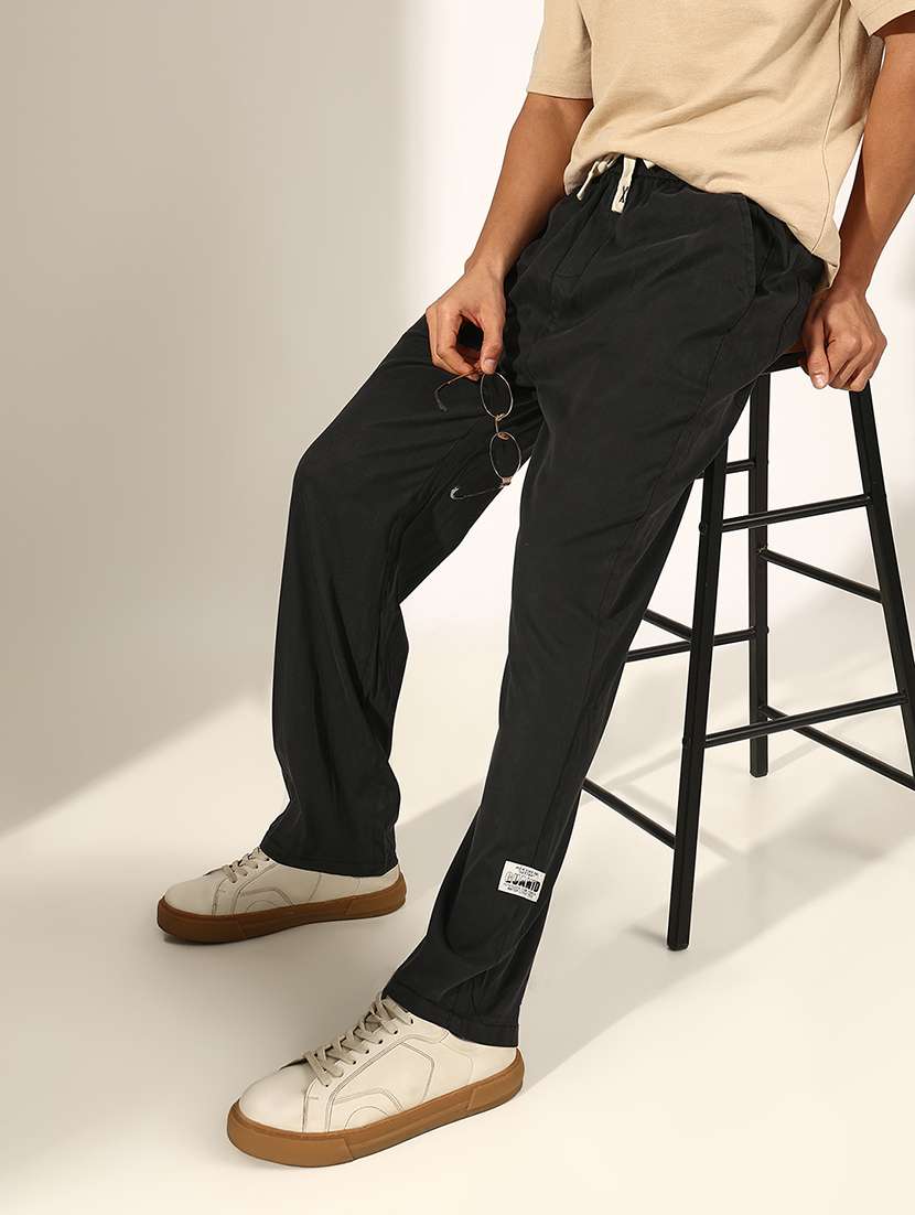men solid mid rise straight fit chinos 