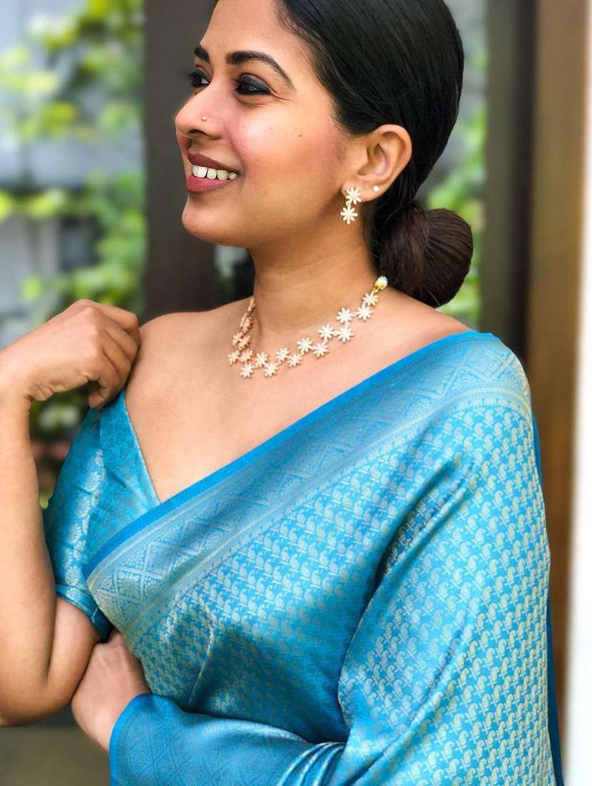 women self design banarasi saree with blouse - 22253509 -  Standard Image - 2