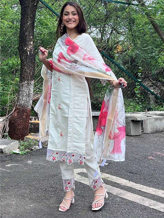 women solid with work three quarter sleeve kurta pant with dupatta set