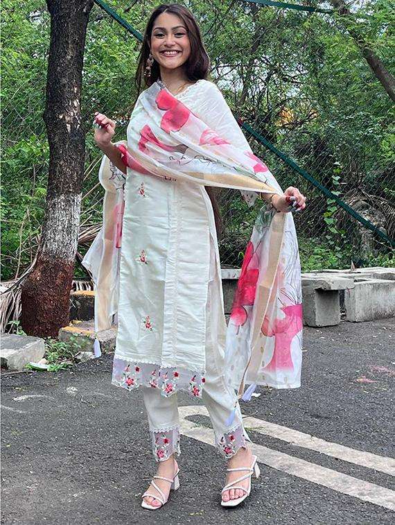 women solid with work three quarter sleeve kurta pant with dupatta set