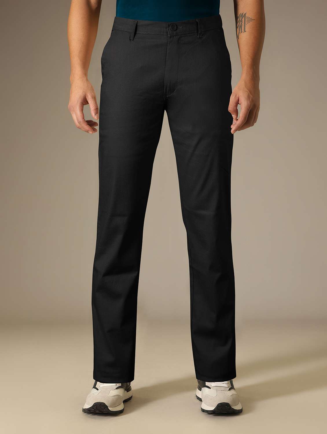 men solid mid rise straight fit chinos 