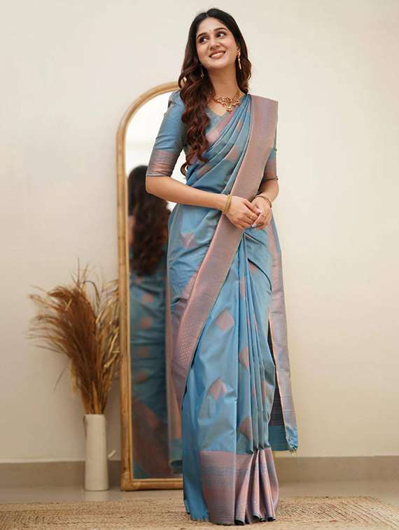 women self design bordered saree with blouse