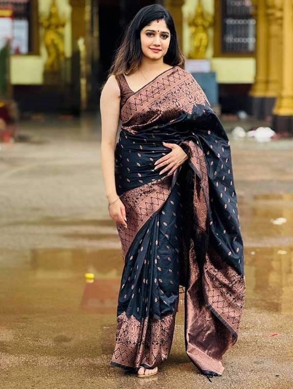 women self design kanjivaram saree with blouse