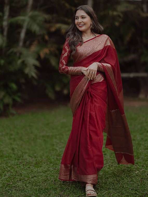 women solid with bordered saree with blouse