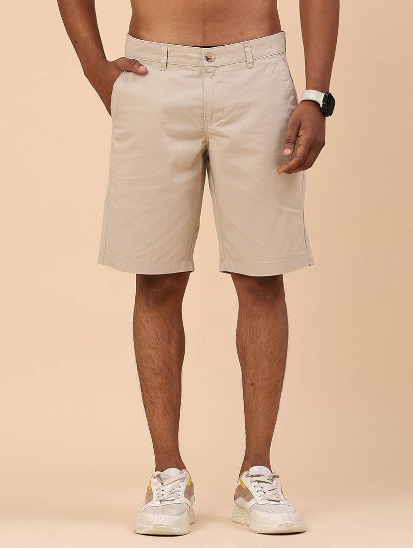men solid mid rise regular fit shorts