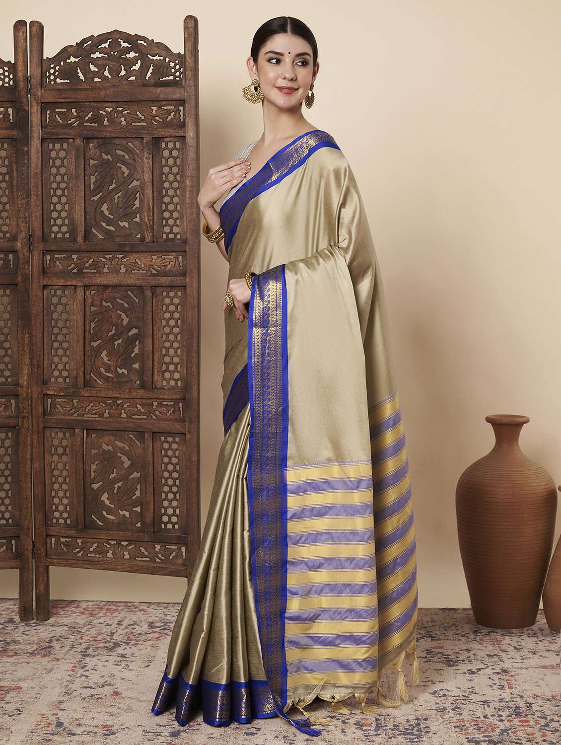 women solid with bordered saree with blouse - 22272740 -  Standard Image - 2