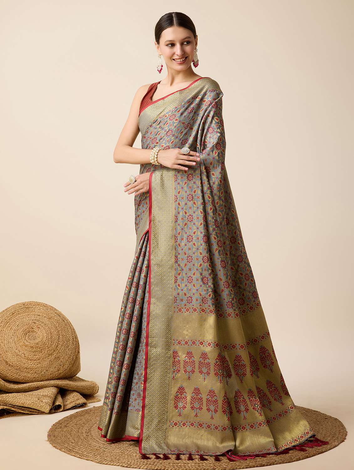women self design banarasi saree with blouse