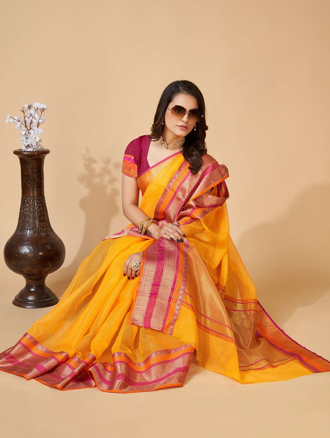 women solid with bordered saree with blouse - 22274113 -  Standard Image - 2