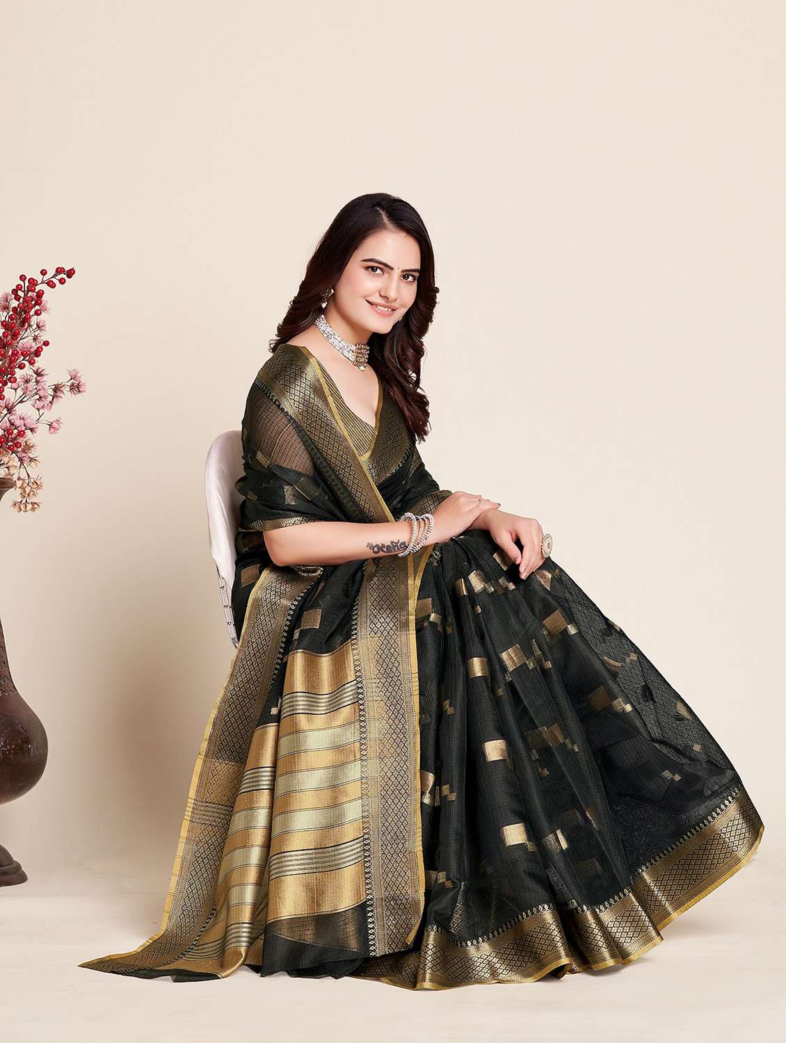 women self design bordered saree with blouse - 22274120 -  Standard Image - 2