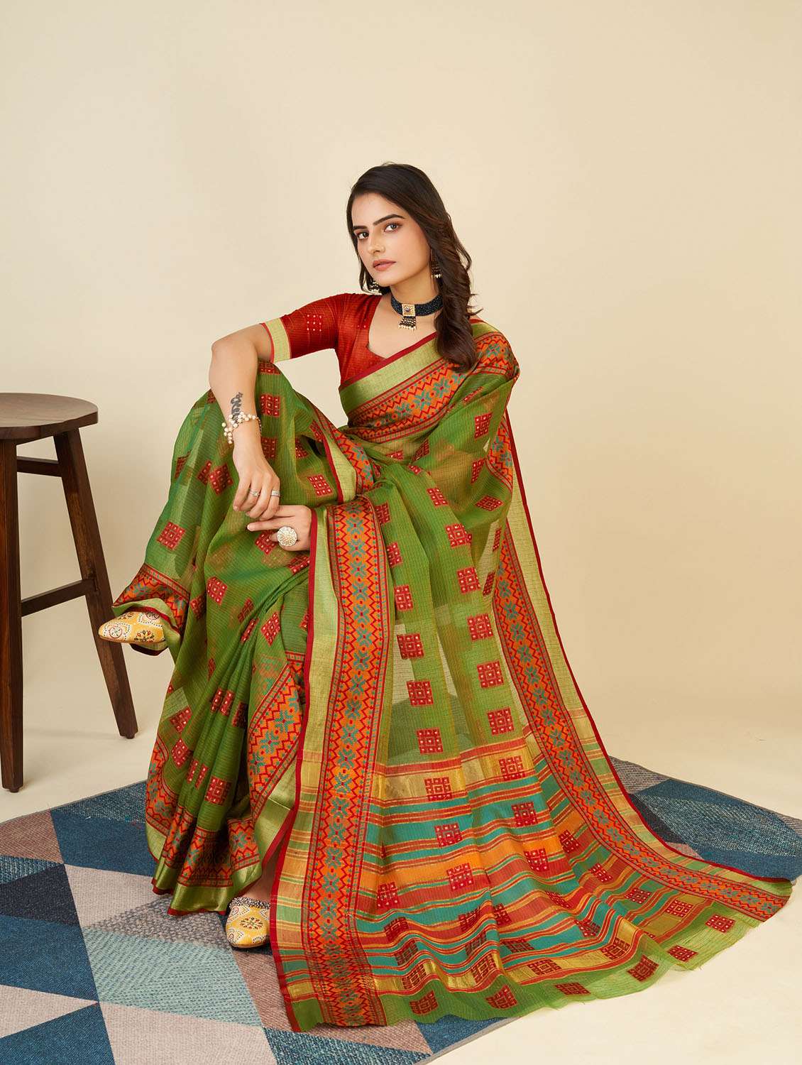 women self design bordered saree with blouse - 22274126 -  Standard Image - 2