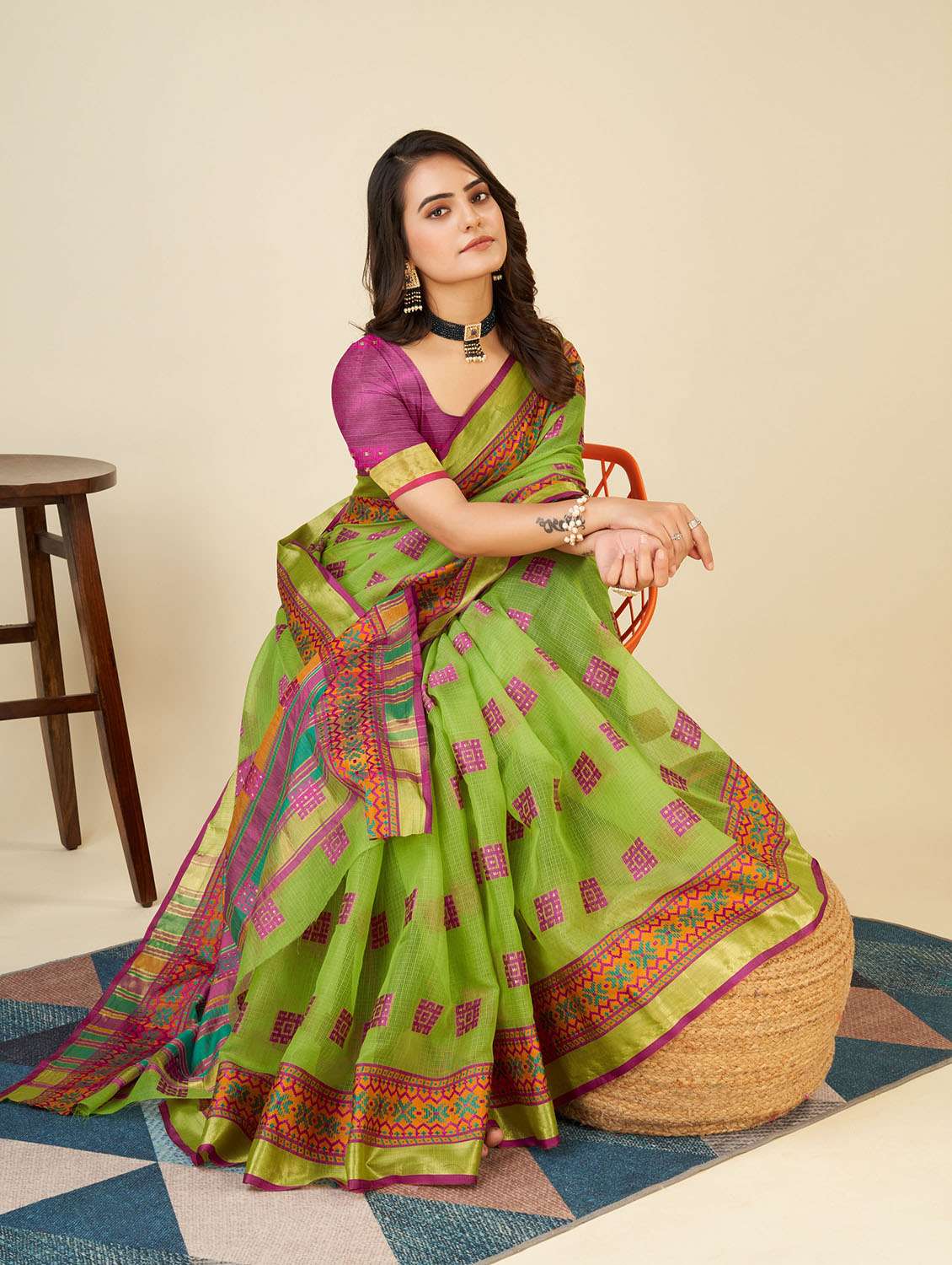 women self design bordered saree with blouse - 22274129 -  Standard Image - 2