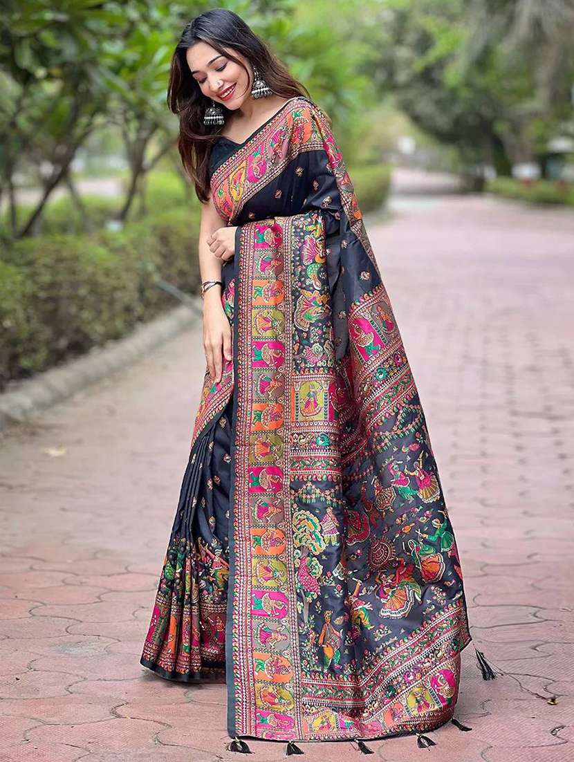 women self design bordered saree with blouse