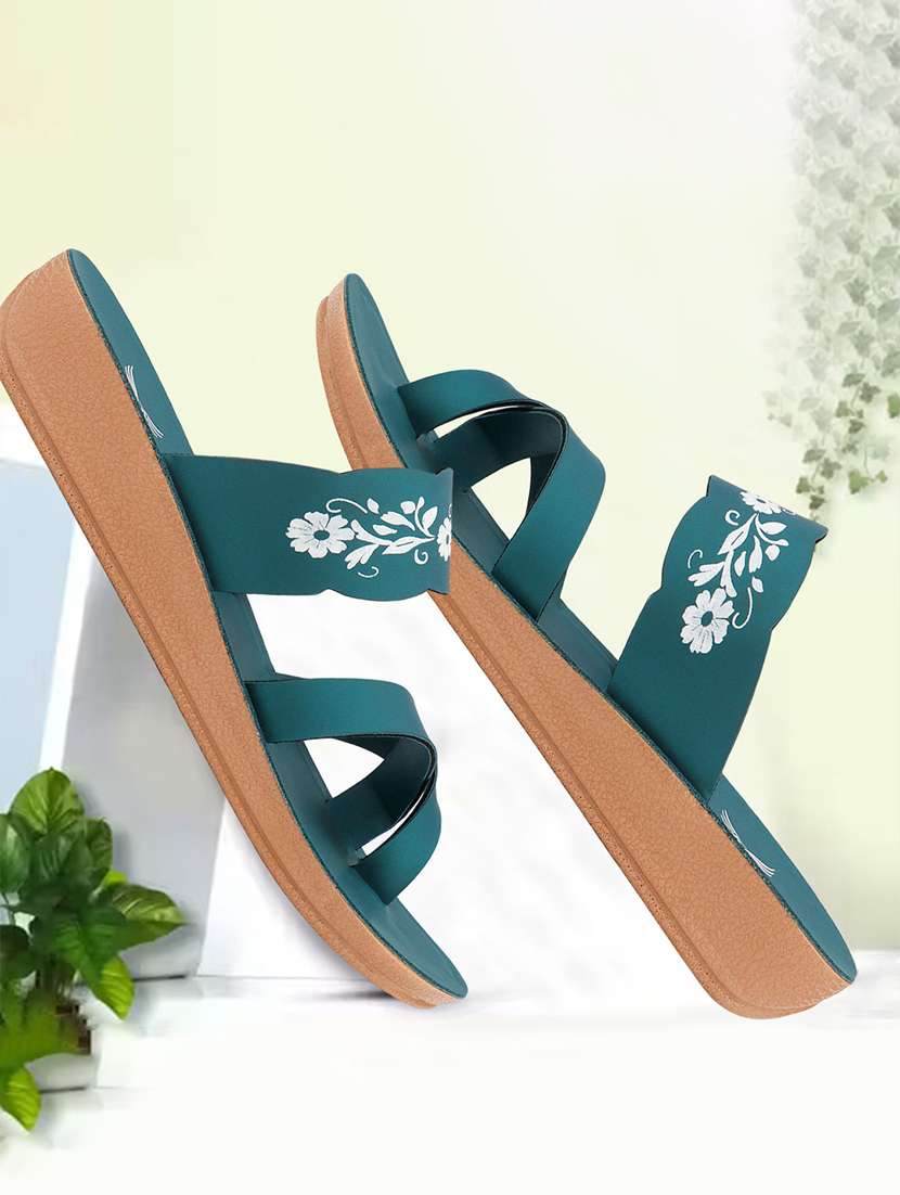 women pinted slip on flip flop