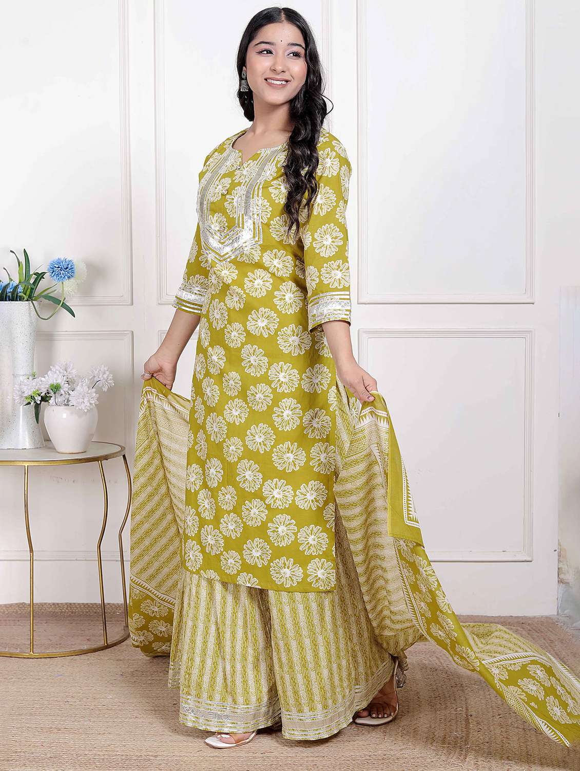 women floral three quarter sleeve kurta palazzo with dupatta set - 22285677 -  Standard Image - 2