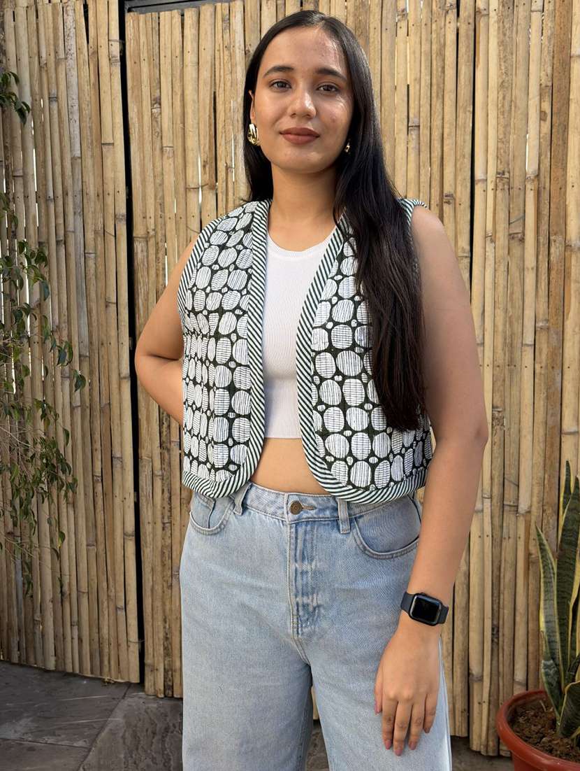 women printed sleeveless crop jacket