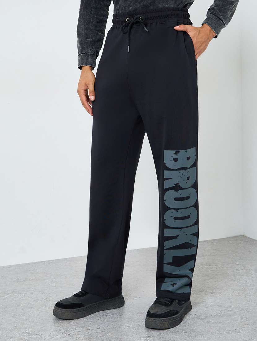 men printed mid rise relaxed fit track pant