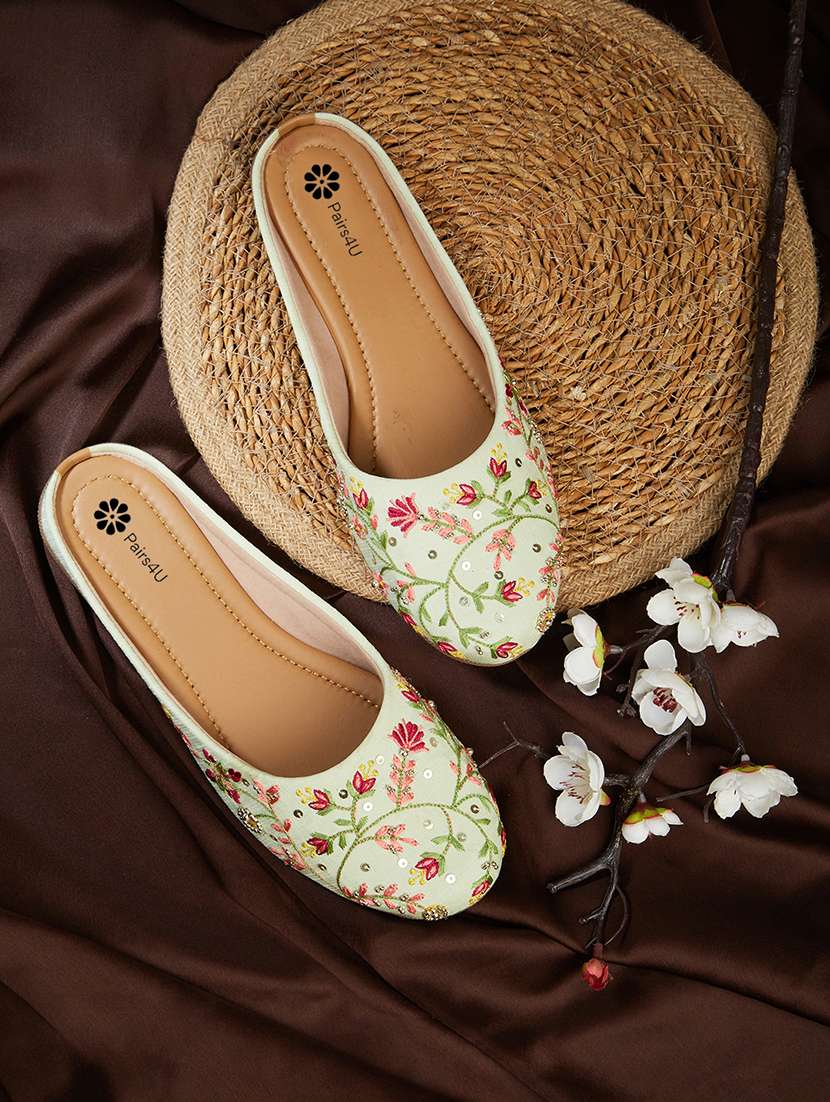 women embroiderd slip on mojari