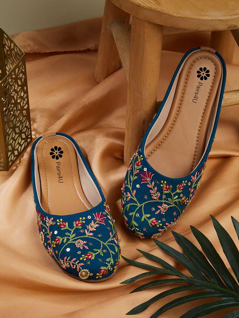 women embroiderd slip on mojari