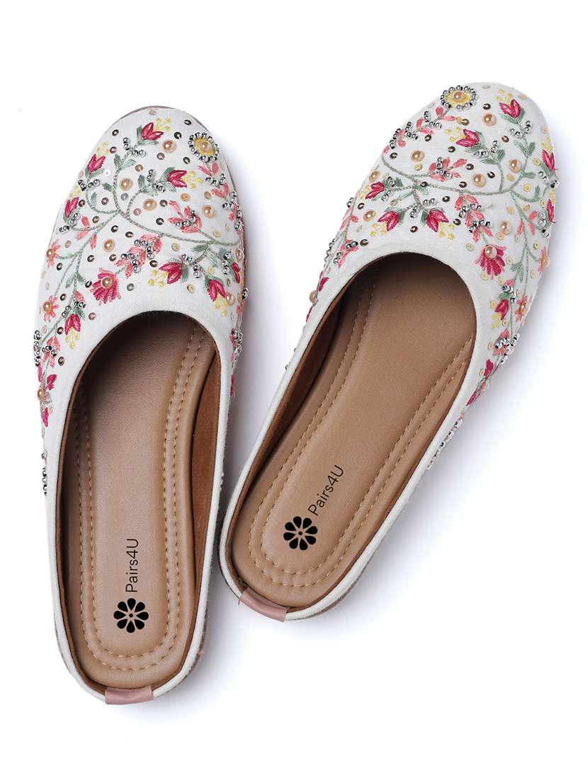 women embroiderd slip on mojari