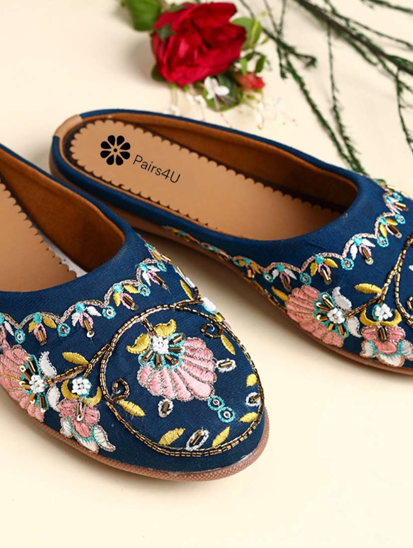 women embroiderd slip on mojari