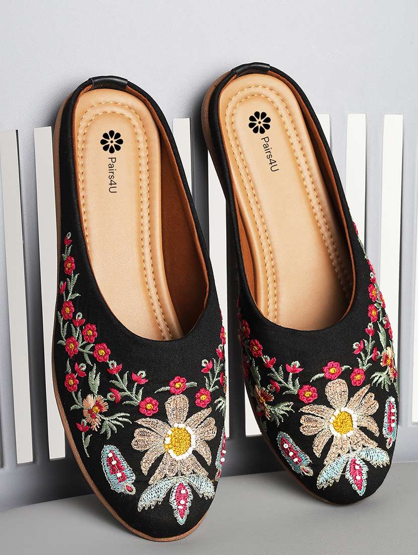 women embroiderd slip on mojari