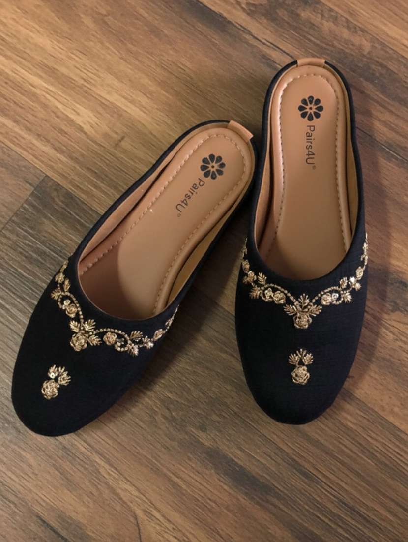 women embroiderd slip on mojari
