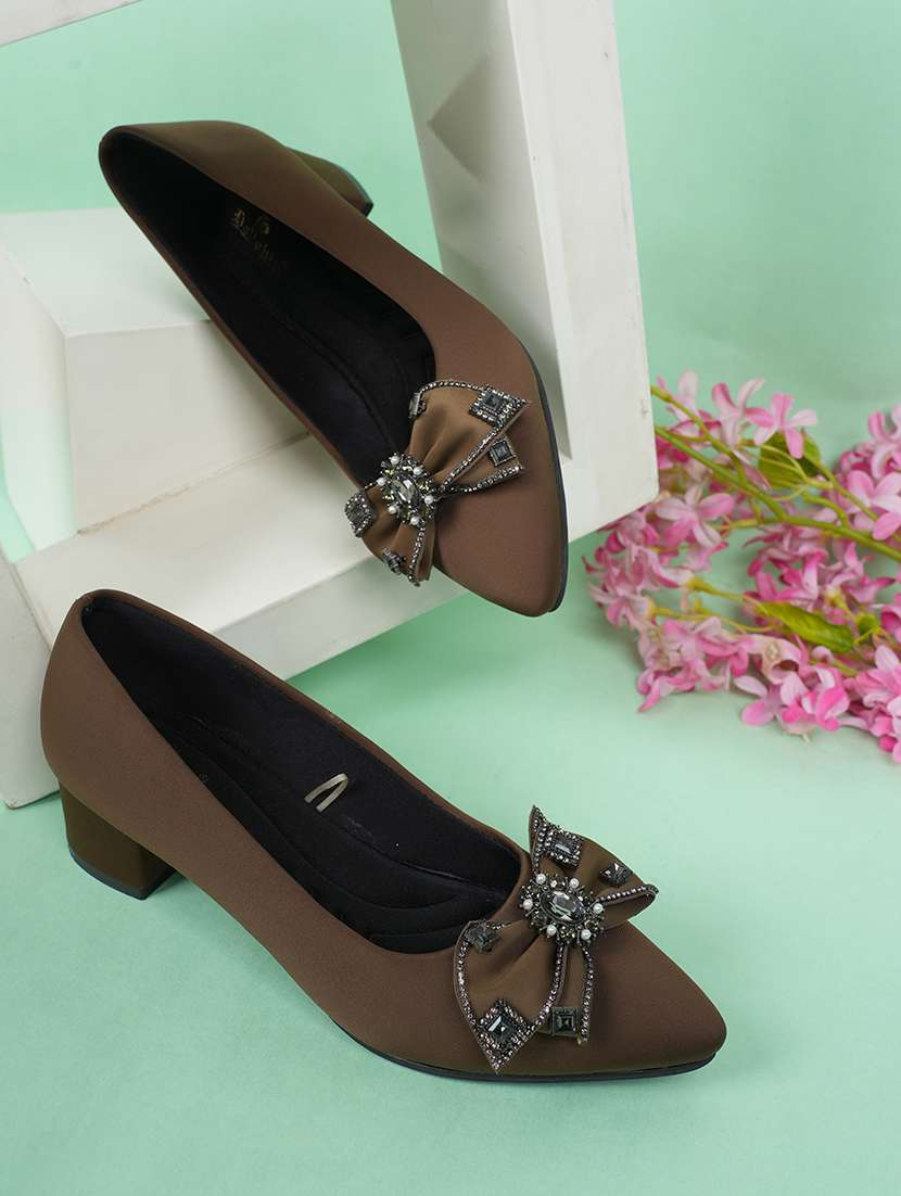 women solid slip on pump