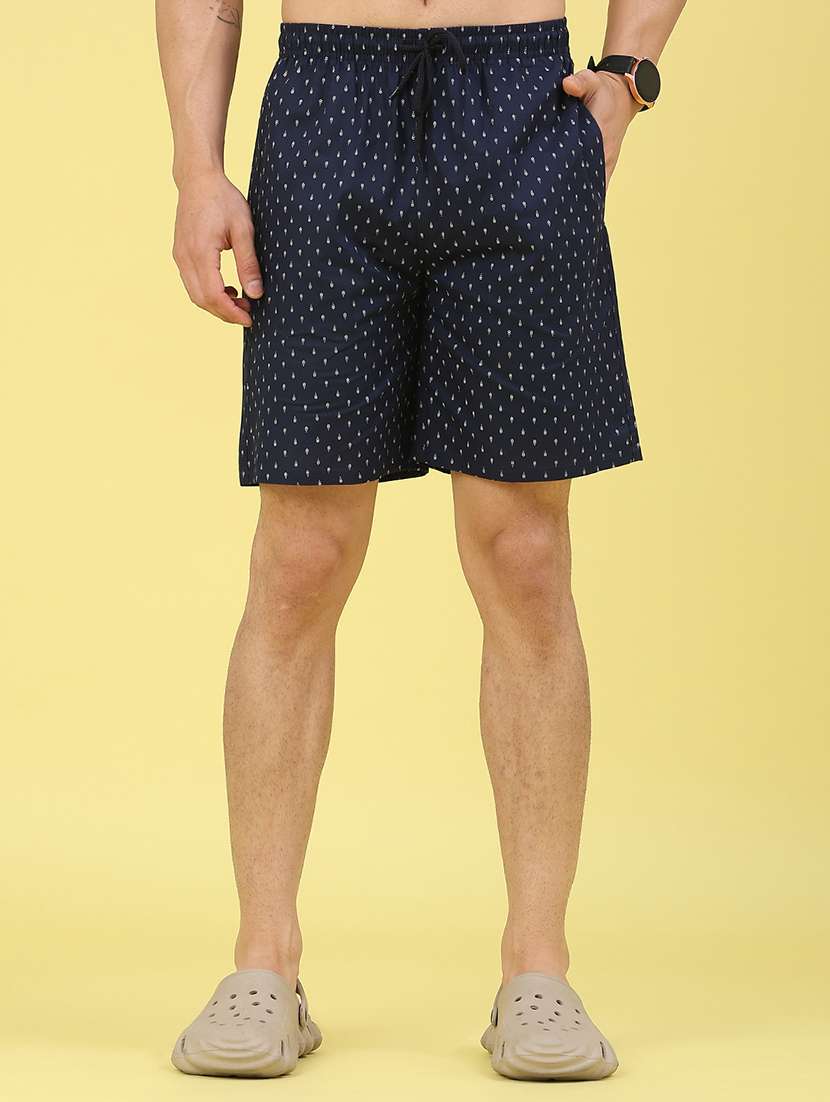 men printed mid rise regular fit shorts