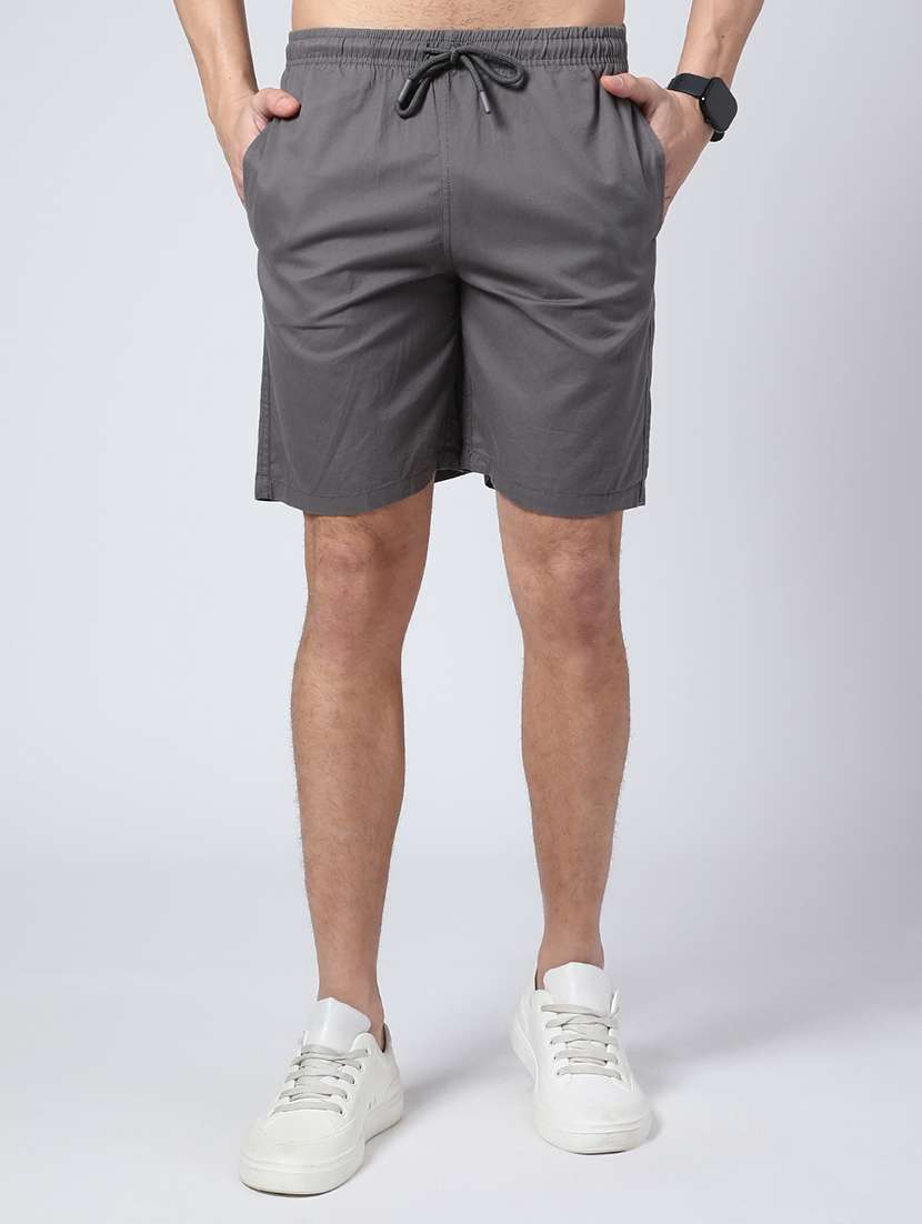 men solid mid rise regular fit shorts