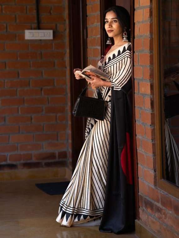 women striped printed saree with blouse - 22312157 -  Standard Image - 2