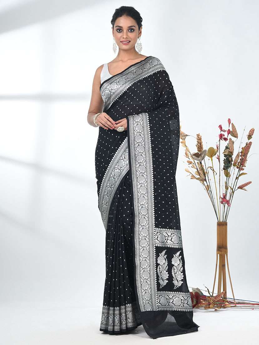 women self design bordered saree with blouse