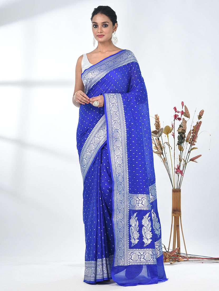 women self design bordered saree with blouse