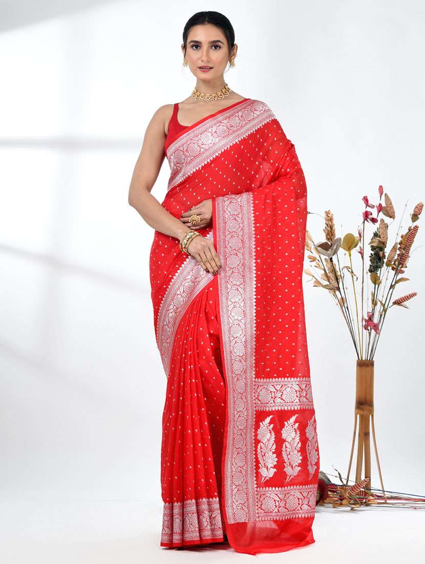 women self design bordered saree with blouse