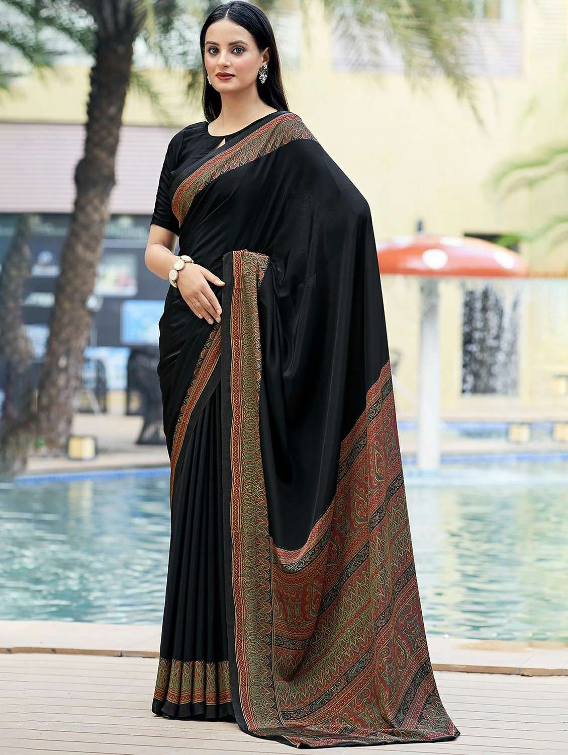 women solid with bordered saree with blouse