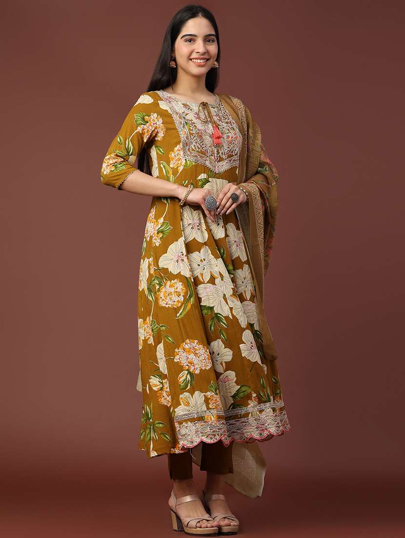 women floral three quarter sleeve kurta pant with dupatta set - 22317389 -  Standard Image - 2