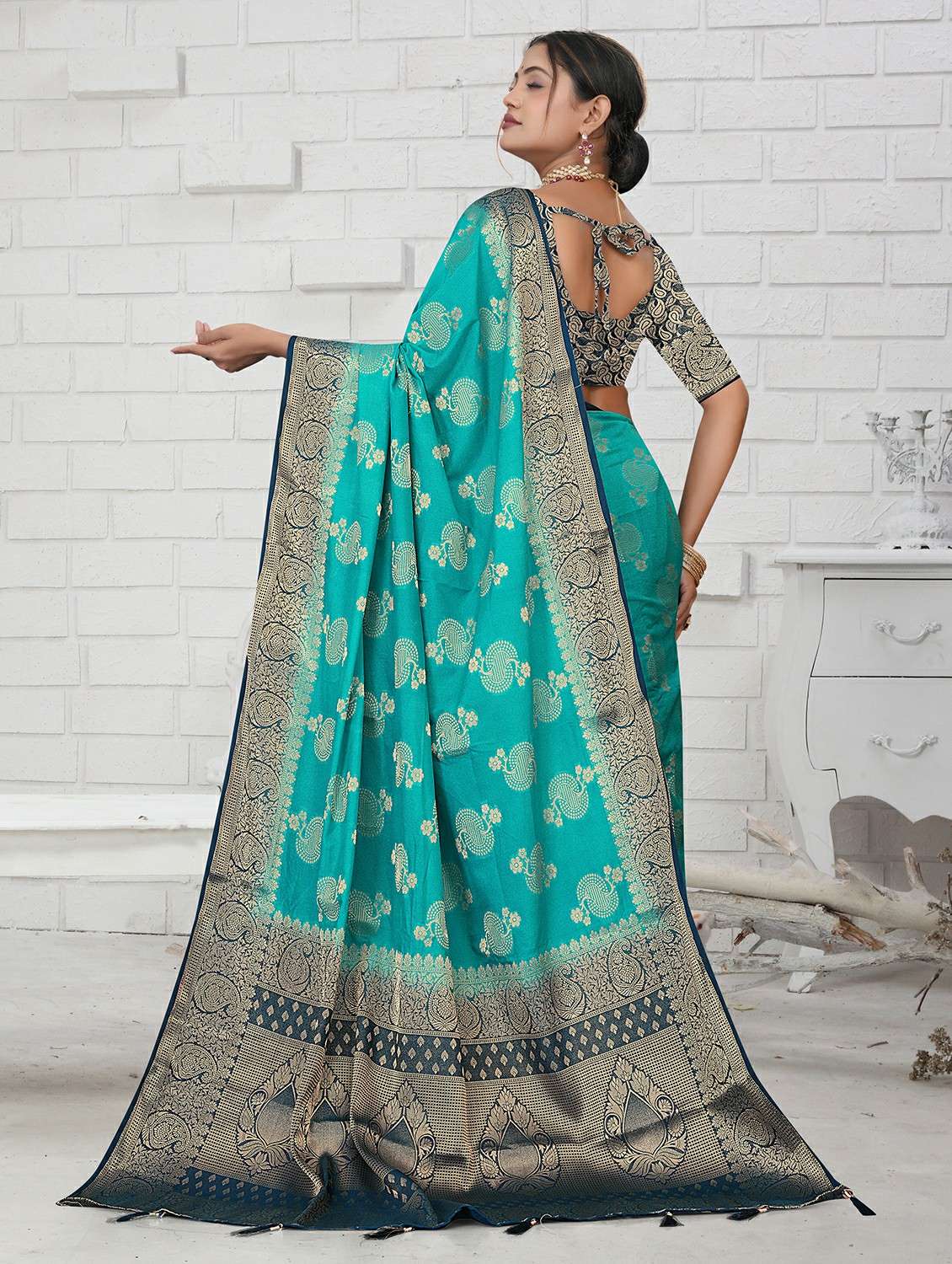 women self design bordered saree with blouse - 22317629 -  Standard Image - 2