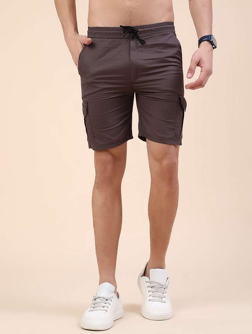men solid mid rise regular fit cargo shorts
