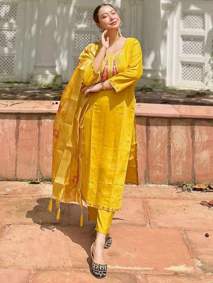 women solid with work three quarter sleeve kurta pant with dupatta set